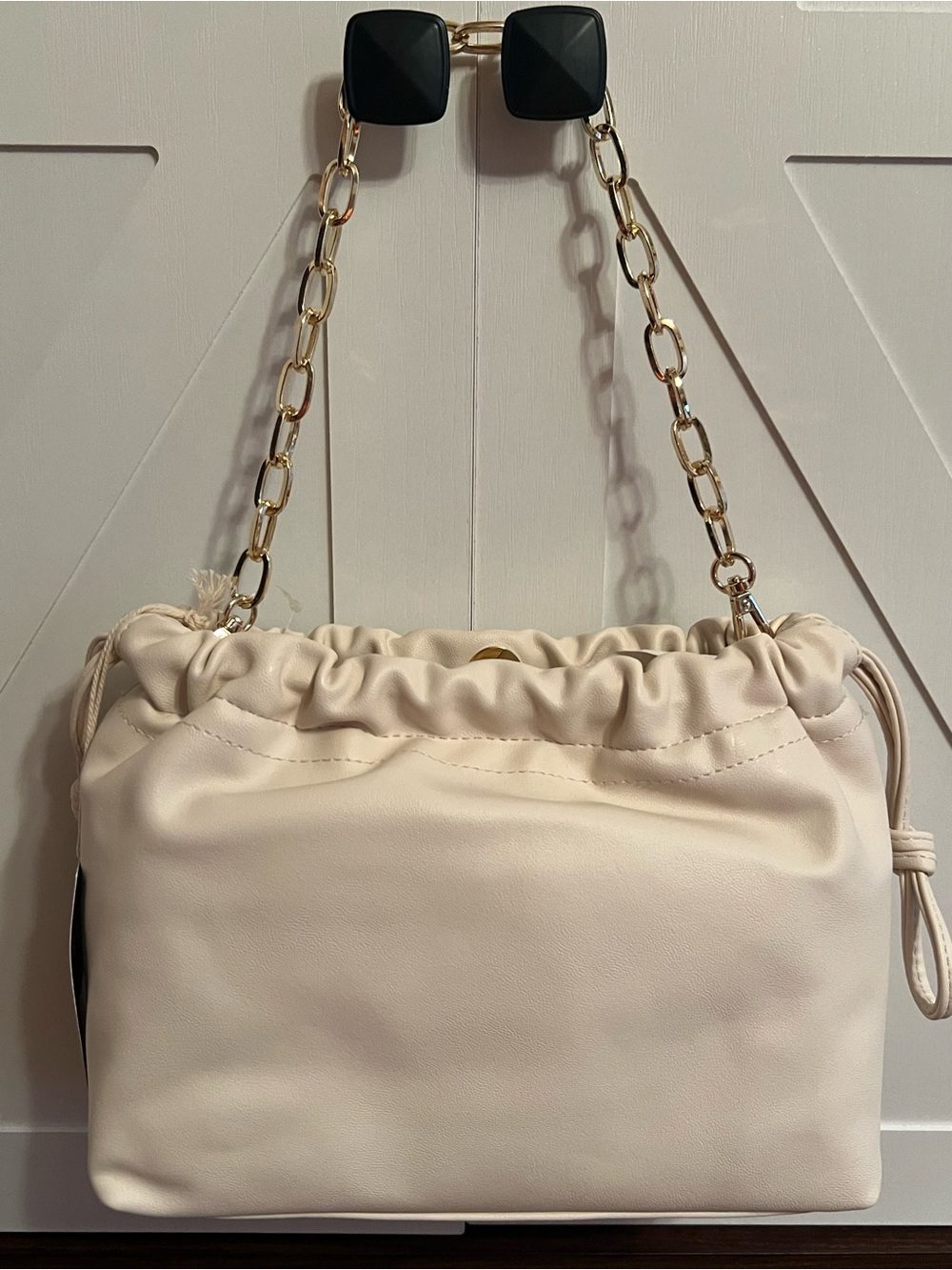 Universal Threads Co. Faux Leather chain strap bag - Picture 2 of 5